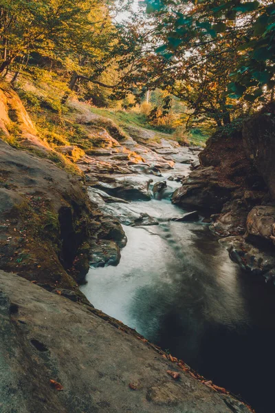 Karpaten-Fluss mit großen Felsen am Ufer, schöner natürlicher Fluss des Flusses. — Stockfoto