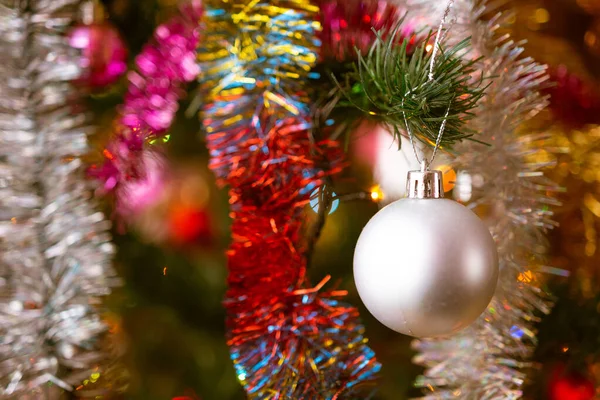 Belas decorações de árvore de Natal na árvore de Natal . — Fotografia de Stock