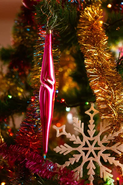 Primo piano delle decorazioni dell'albero di Natale per le vacanze di Natale . — Foto Stock