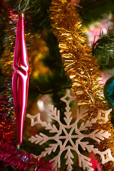 Primo piano delle decorazioni dell'albero di Natale per le vacanze di Natale . — Foto Stock