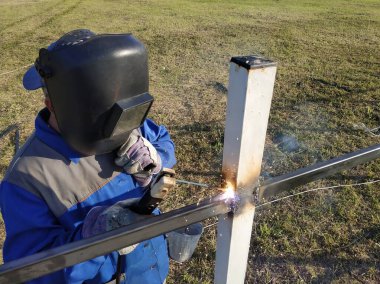 Ana açık hava tarafından borulara metal profil kaynak.