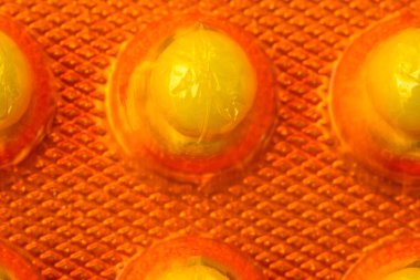 Tabletlerde askorbik asit, paketteki vitaminler.