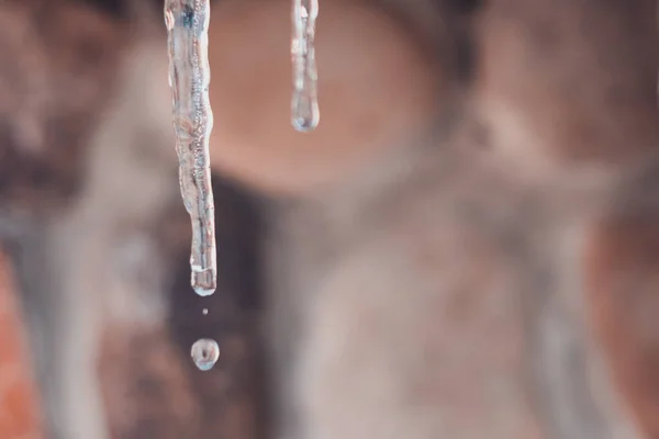 Belo gelo no telhado de uma casa no inverno à medida que a temperatura sobe — Fotografia de Stock