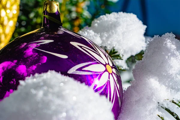 Ein echter Weihnachtsbaum im ukrainischen Dorf Westukraine, der auf der Straße vom Schnee erstickt und mit bunten Kugeln geschmückt wurde — Stockfoto