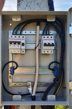 Sokakta elektrik panosu takma ve bağlama.