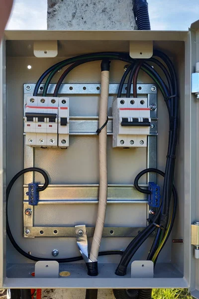 Instalación y conexión de un panel eléctrico en la calle . — Foto de Stock