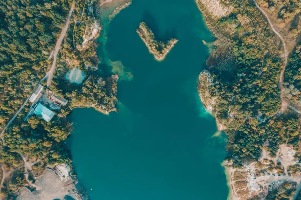 玄武岩柱和蓝水湖，鸟瞰，风景如画的乌克兰风景. — 图库照片