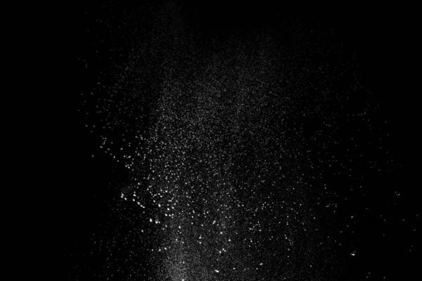 Λευκή Σκόνη Παρόμοια Αλεύρι Και Χιόνι Διασκορπίζεται Ενεργά Απομονωμένη Μαύρο — Φωτογραφία Αρχείου