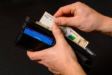 Bir adamın cüzdanı 500 Hryvnia banknotunu çıkardığında yakın plan çekilmiş. 2020