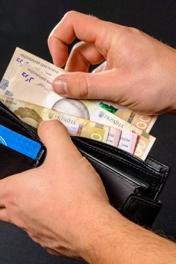 Siyah bir çantada Ukraynalı bir Hryvnia, bir adam elinde tutuyor. 2020