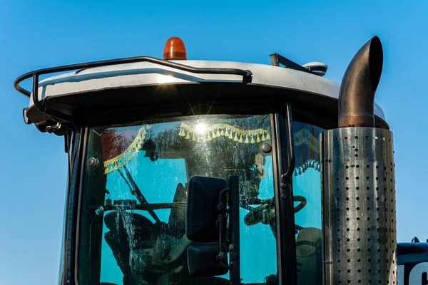 Büyük Pencereli Katalizör Traktör Taksi Mavi Gökyüzünün Arka Planına Yakın — Stok fotoğraf