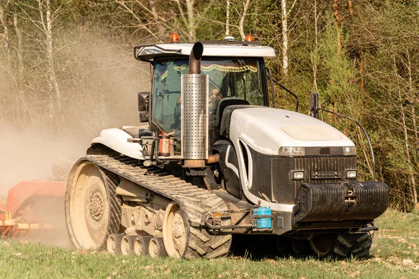 Våren Drar Bonde Harvar Med Modern Traktor Och Sår Ett — Stockfoto