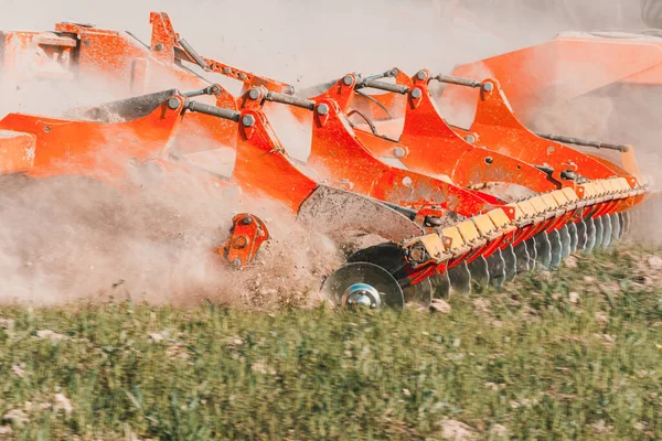 Landbouwmachines Versnipperen Het Omgeploegde Land Een Rupstrekker Trekt Een Grond — Stockfoto