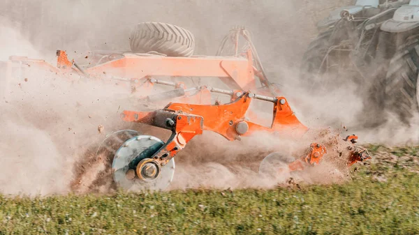 Agricultural Equipment Shreds Plowed Land Crawler Tractor Pulls Harrow Loosen — Stock Photo, Image