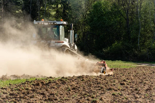 Tavasszal Egy Farmer Boronát Húz Egy Modern Traktorral Répával Veti — Stock Fotó