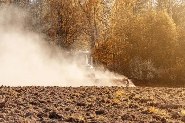 Ősszel Egy Farmer Boronát Húz Egy Modern Traktorral Répával Veti — Stock Fotó