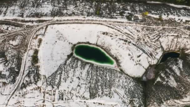 Letecký 4k video zelené umělé jezero v bílých horách. Fosfát-sádrovec hromady z průmyslového odpadu na Ukrajině. — Stock video