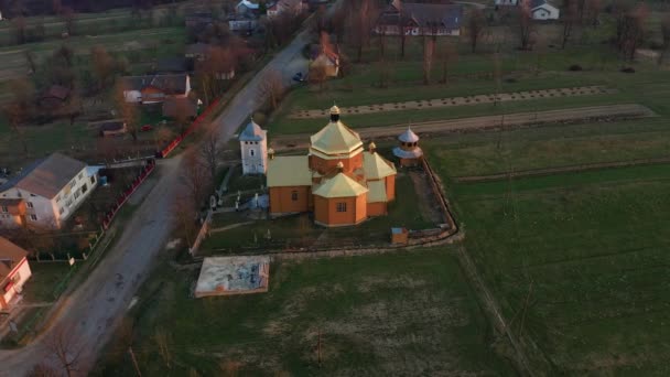 Ukrayna 'nın eski bir köyünde, yaldızlı bir çatısı olan eski bir Avrupa kilisesi. Baharın başında Carpathian Katedrali. — Stok video