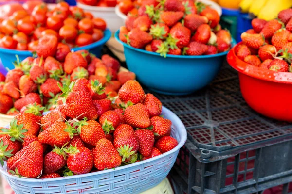 Viele Reife Rote Erdbeeren Stehen Zum Verkauf Schaufenster Des Einzelhandelsmarktes — Stockfoto