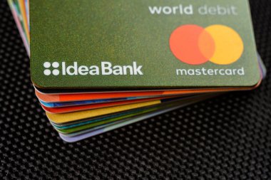 Lviv, Ukrayna - 26 Nisan 2019: İdeaBank 2020 başlıklı Ukrayna bankasının renkli kredi kartları yığını
