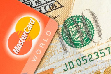 Lviv, Ukrayna - 26 Nisan 2019: MasterCard logosu olan kırmızı kart 2020 'de 100 dolarlık bir pankarta asıldı