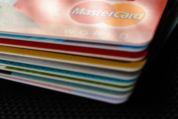 Lviv Ucrania Abril 2019 Primer Plano Las Tarjetas Crédito Mastercard —  Fotos de Stock