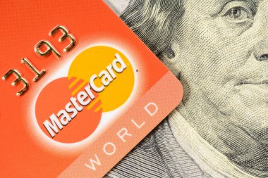 Lviv, Ukrayna - 26 Nisan 2019: MasterCard logosu olan kırmızı kart 2020 'de 100 dolarlık bir pankarta asıldı