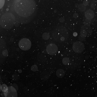 Karanlık bir mutfakta bulanık un yığını. Siyah arkaplandaki Bokeh beyaz kar. Kare şekil.