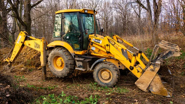 2019年12月20日 乌克兰 Trostyanets 挖掘机在森林中挖掘土壤 — 图库照片