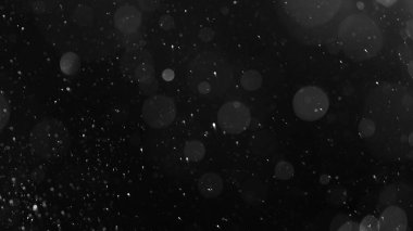 Karanlık bir mutfakta bulanık un yığını. Siyah arkaplandaki Bokeh beyaz kar. Kare şekil.