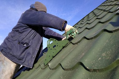 Karlar Evi 'nin çatısına üstat tarafından kurulmuş. Gözaltı ve buz ve kar 2021 için metal parantez üzerine kurulum.