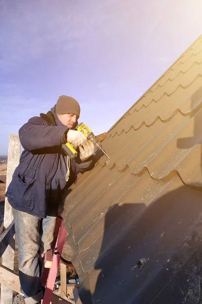 Montering Mästaren Ett Tak Huset Snö Stannar Installation Metallfästen För — Stockfoto