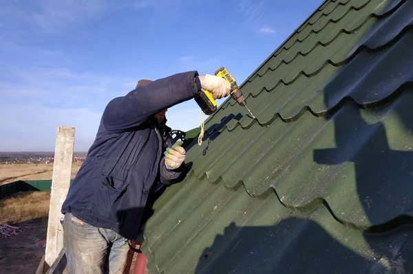 Installation Master Roof House Snow Stops Installation Metal Brackets Detention — Stock Photo, Image