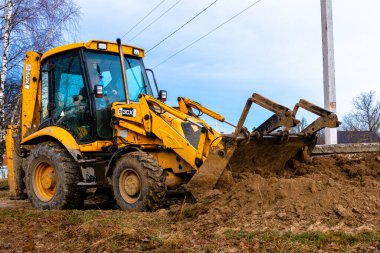 Trostyanets, Ukrayna 20 Aralık 2019: Köydeki kazıcı kepçeyle toprak topluyor. 2020