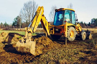 Trostyanets, Ukrayna 20 Aralık 2019: Köyde bir kazıcı yolu açıyor, toprak kazıyor ve beton döşemeleri naklediyor. 2020