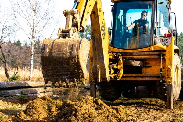 Trostyanets Ucrânia Dezembro 2019 Uma Escavadeira Aldeia Pavimenta Caminho Escava — Fotografia de Stock