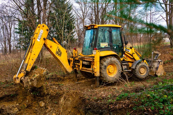 Trostyanets Oekraïne December 2019 Graafmachine Graaft Grond Vijverbos 2020 — Stockfoto