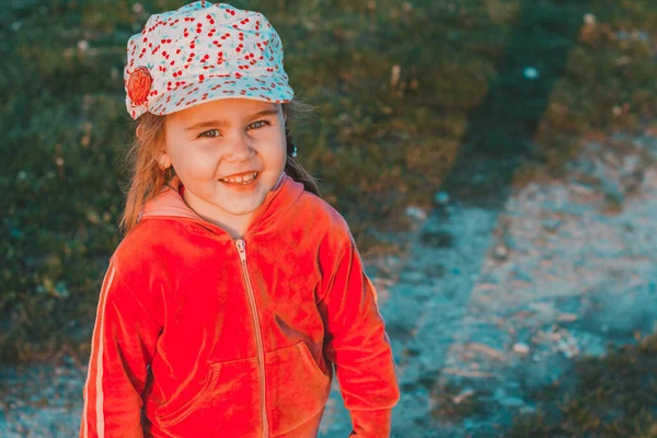 Crianças Felizes Uma Menina Calças Cinzas Panamá Com Flores Caminham — Fotografia de Stock