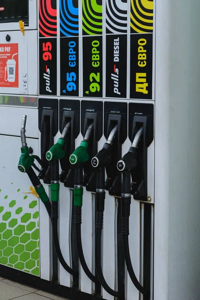 燃料とディーゼルの種類が違うガソリンスタンドのピストル ウクライナのDolyna 2020年5月12日 — ストック写真