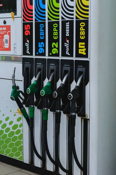 Pistolen Einer Tankstelle Mit Verschiedenen Arten Von Kraftstoff Und Diesel — Stockfoto