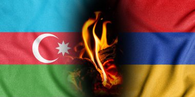 Azerbaycan ve Ermenistan arasındaki ticaret ve askeri çatışma. Kırık dokuya sahip alevler içindeki iki bayrak 2021 yabancı topraklarının zorla müdahalesini ve işgalini sembolize ediyor..