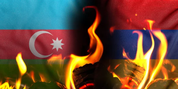 阿塞拜疆和亚美尼亚之间的贸易和军事冲突 在炽热的烈焰中 两面发亮的旗帜象征2021年对外国领土的强行干预和占领 — 图库照片