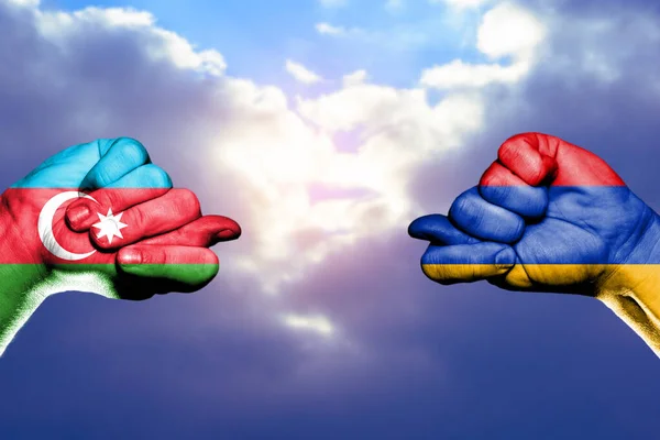 阿塞拜疆和亚美尼亚之间的贸易和军事冲突 2021年两张带有无花果的拳头在白色背景上的概念性照片 — 图库照片