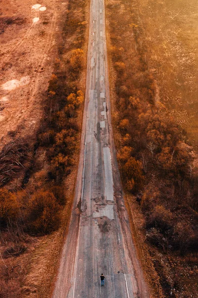 Ukrayna Karpatları Ndaki Yol Çukurlu Eski Yamalı Asfalt Kaldırım Yukarıdan — Stok fotoğraf