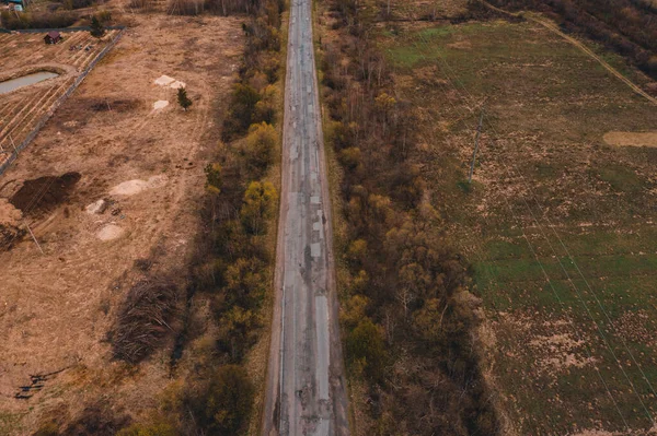 2021年 乌克兰喀尔巴阡山的道路 用坑道修补的旧沥青路面 从上方看风景 空旷无人 — 图库照片