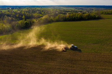 Toprağı ekilen bitkilere hazırlama süreci, tarla ekme sürecinin tepesinden bakıldığında, Ukrayna 'nın verimli toprakları .2021