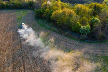 Ukrayna tarım endüstrisi, tarlaların ekilmesi, tahıl ekmeye hazırlık, orman yakınlarındaki kırsal alanda tarlalar. 2021