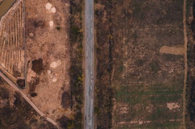Ukrayna Karpatları 'ndaki yol, çukurlu eski yamalı asfalt kaldırım, yukarıdan manzara, araba yolu, boşluk .2021