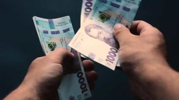Mannen räknar pengarna, videon visar den största ukrainska valören av tusen hryvnias. — Stockvideo