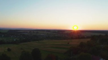 Dağlarda resimli günbatımı, Ukrayna Karpatlar ufukta.